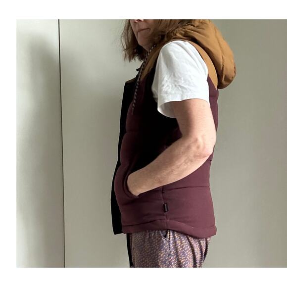 Patagonia Burgundy and Tan Puffer Vest - Picture 5 of 10